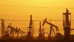 Oil slumps on easing fears of Mideast regional war 