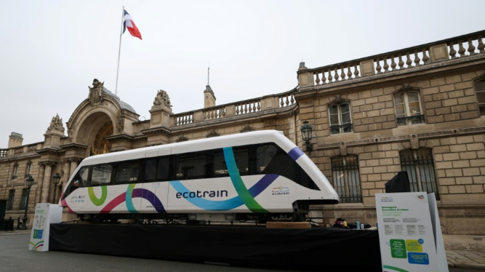 Ecotrain, petit train de la ruralité, fait un arrêt devant l'Elysée