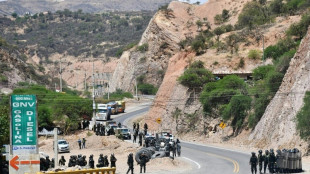 Manifestantes a&iacute;slan con bloqueos fort&iacute;n pol&iacute;tico de Morales para evitar su arresto 
