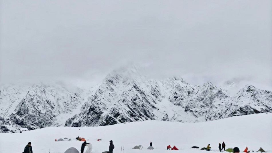 Centenas de alpinistas resgatados no Everest após forte nevasca na China