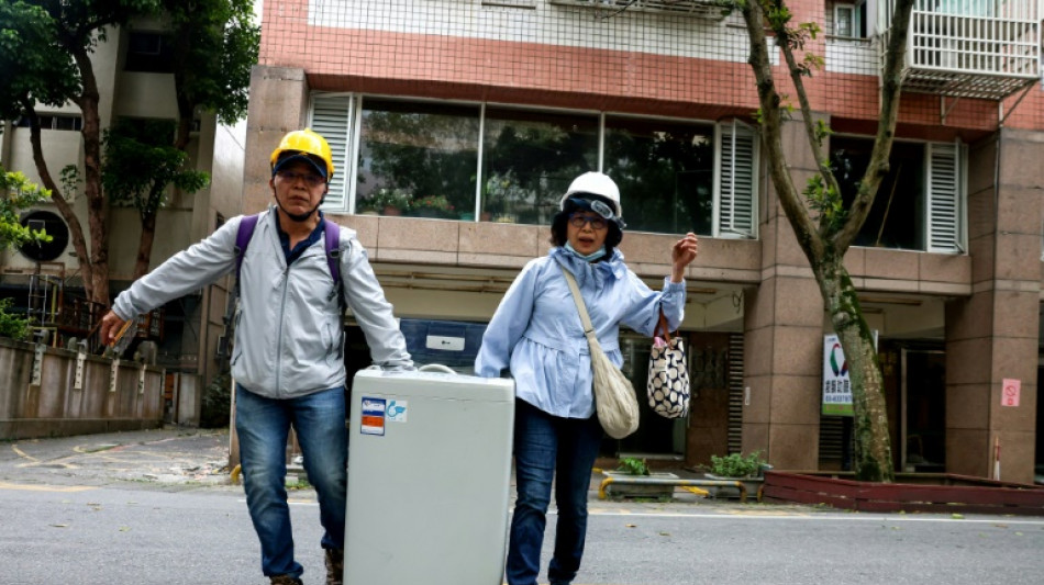 A Hualien, &eacute;picentre du s&eacute;isme &agrave; Ta&iuml;wan, des habitants r&eacute;cup&egrave;rent les restes d'une vie