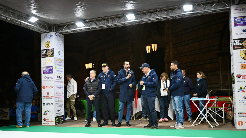 Auto: bagno di folla alla partenza del 22° Rally Tirreno-Messina