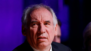 Mesmo enfraquecido, primeiro-ministro francês supera moção de censura