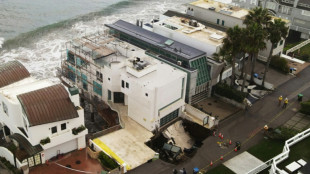 A Malibu, la maison de Nicolas Cage menac&eacute;e par un trou creus&eacute; par la houle