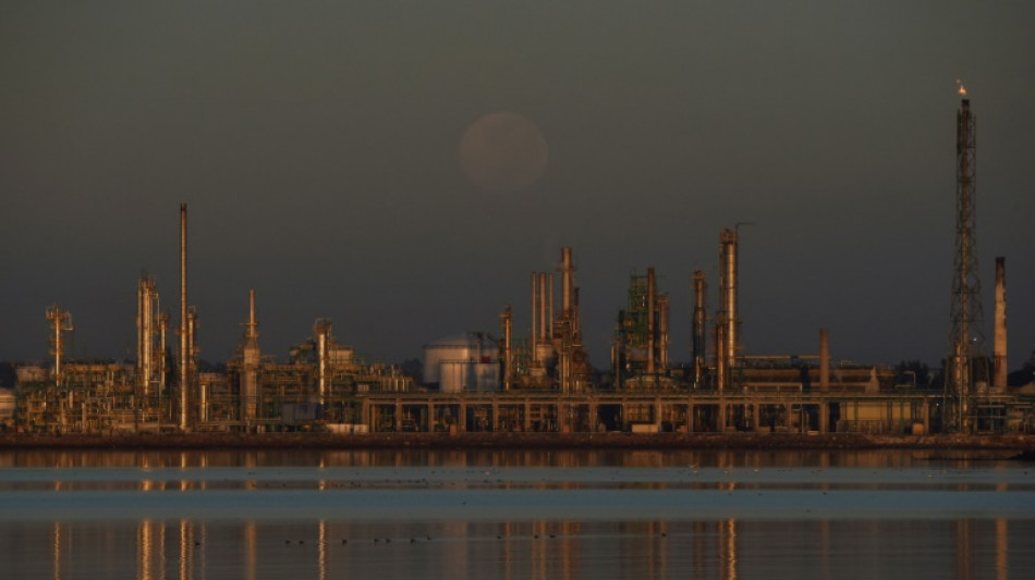Uruguay firma contratos de exploraci&oacute;n de hidrocarburos con APA, YPF y Shell