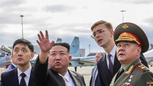 L&iacute;der norcoreano examina misiles junto al ministro de Defensa ruso