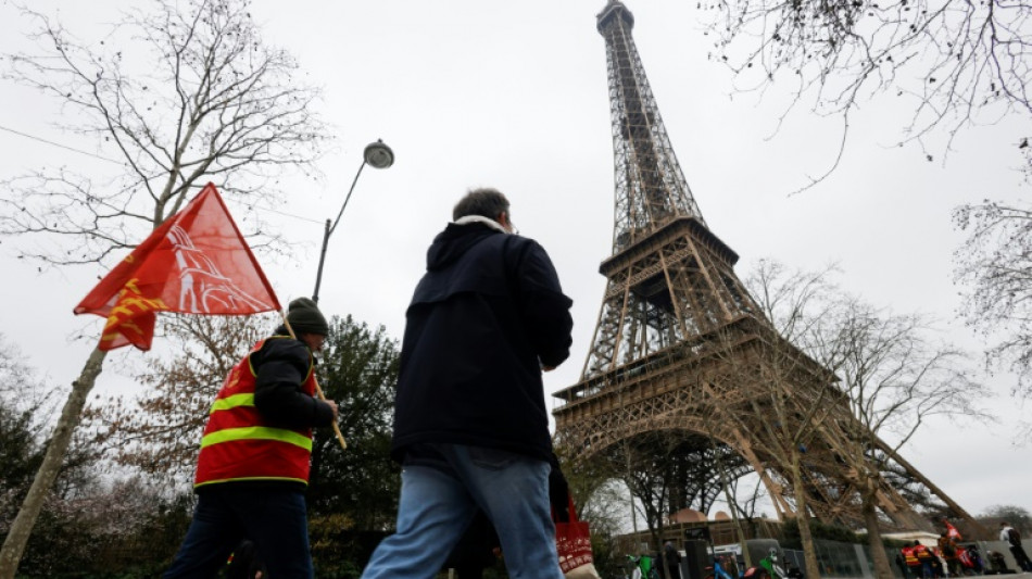 La torre Eiffel cierra por tercer d&iacute;a consecutivo por una huelga