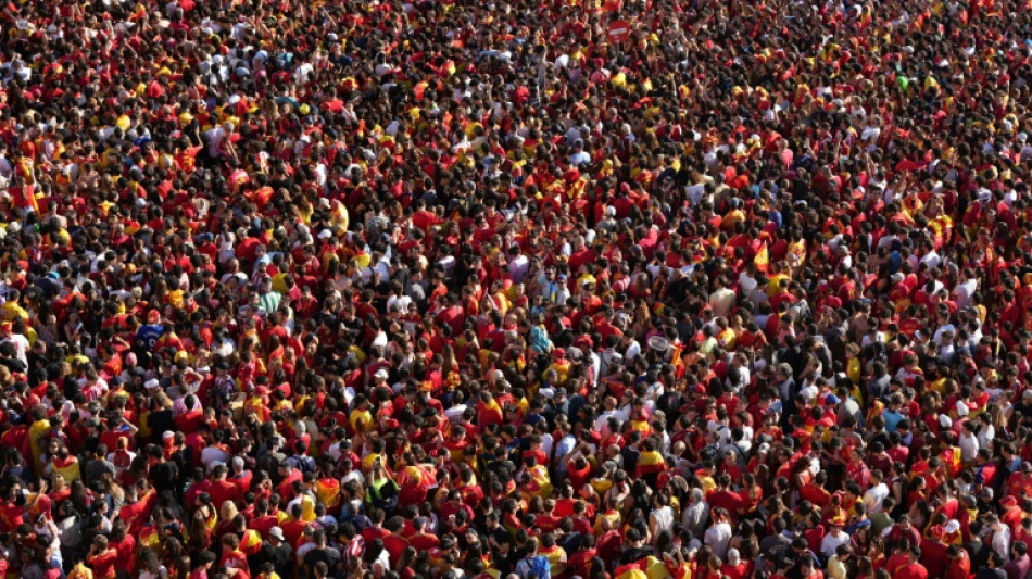 Miles y miles de aficionados vitorean a la selecci&oacute;n espa&ntilde;ola en Madrid