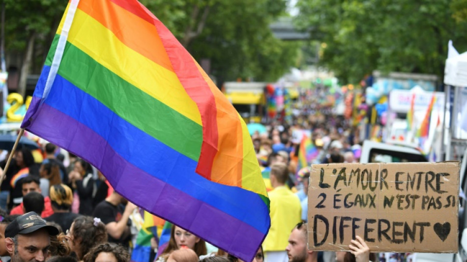 Paris prend des couleurs arc-en-ciel avec la marche des Fiert&eacute;s LGBT+