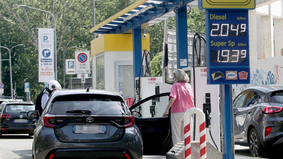 Mimit, prezzi carburanti in calo, benzina self sotto 1,9 euro