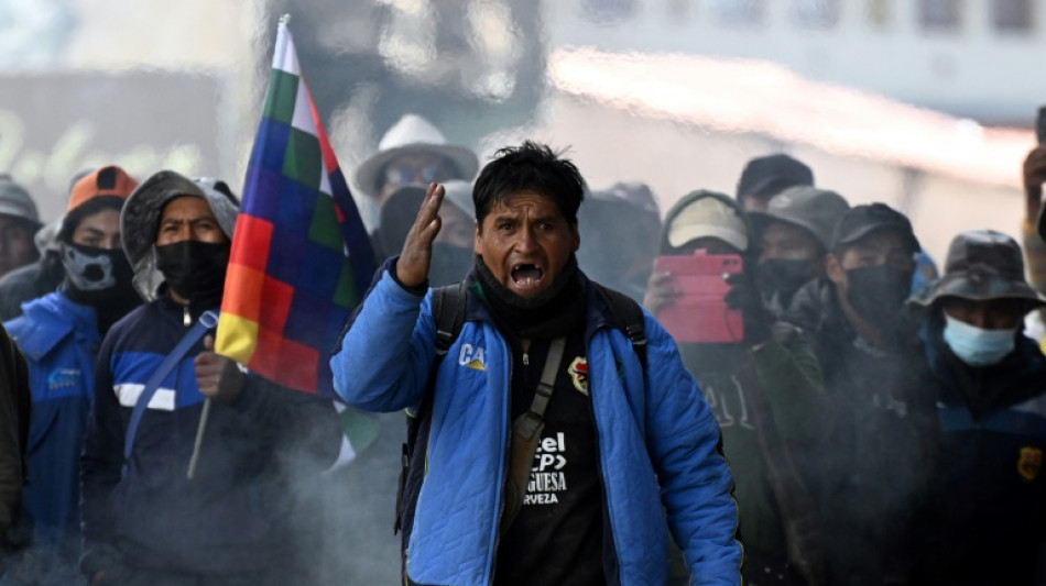 Manifestantes chocan con polic&iacute;as en protesta contra el gobierno de Bolivia