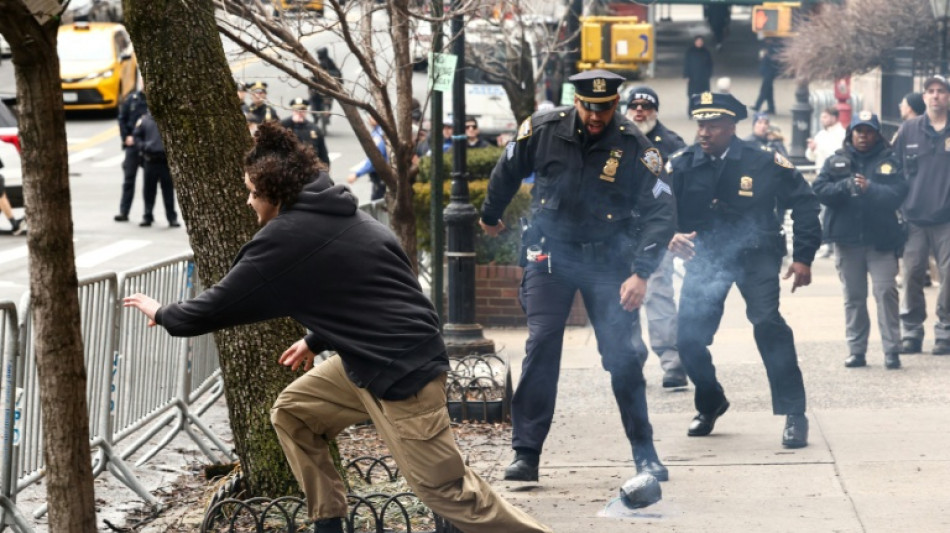Detidos por lan&ccedil;ar explosivos em protesto em NY s&atilde;o acusados de terrorismo