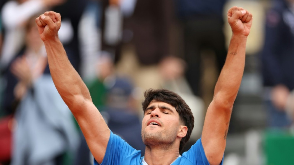 Alcaraz pisa fuerte la tierra y acaba con B&aacute;ez en Montecarlo