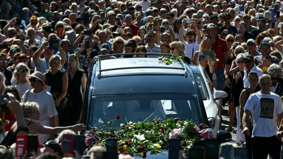 Au Pays de Galles, des milliers de fans accompagnent le cercueil de la chanteuse Bonnie Tyler