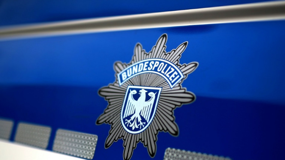 Abfahrt verpasst: Mann f&auml;hrt bei 140 Stundenkilometern zwischen Lok und Waggon mit