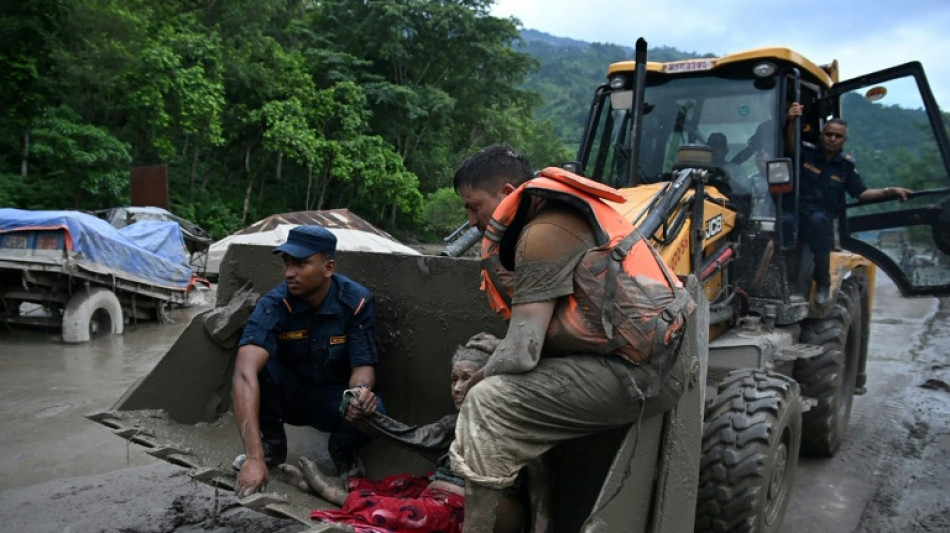 Resgate &eacute; mobilizado ap&oacute;s inunda&ccedil;&otilde;es que deixam ao menos 160 mortos entre Nepal e Tibete