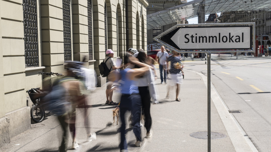 Media, dalle prime proiezioni vince il no al referendum in Svizzera