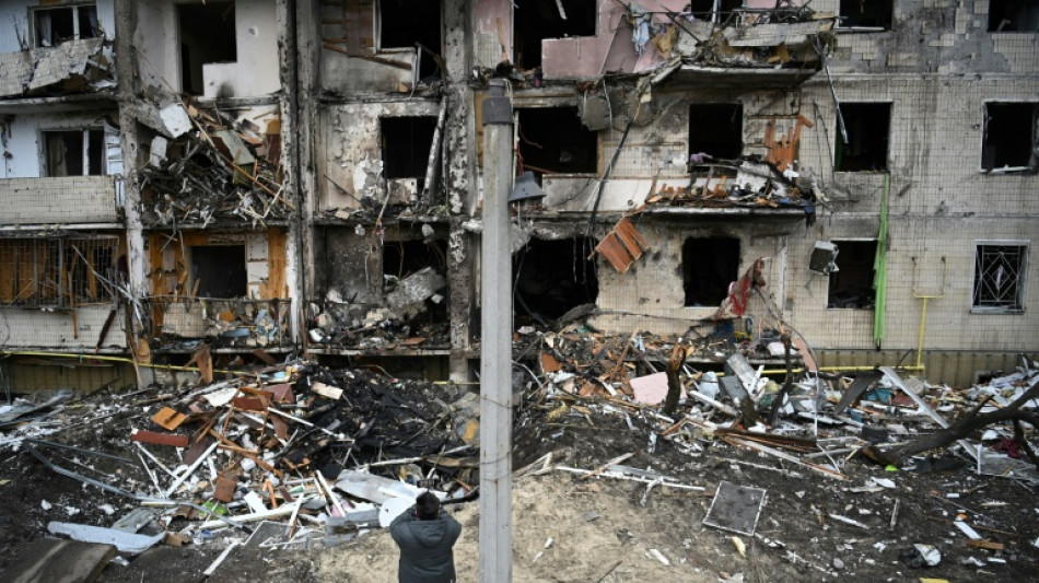Fierce street battle as first Russian troops hit Kyiv