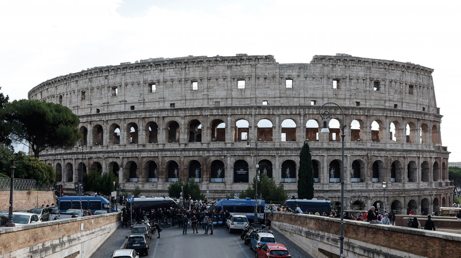 Tensioni e lanci di oggetti contro forze polizia al Colosseo