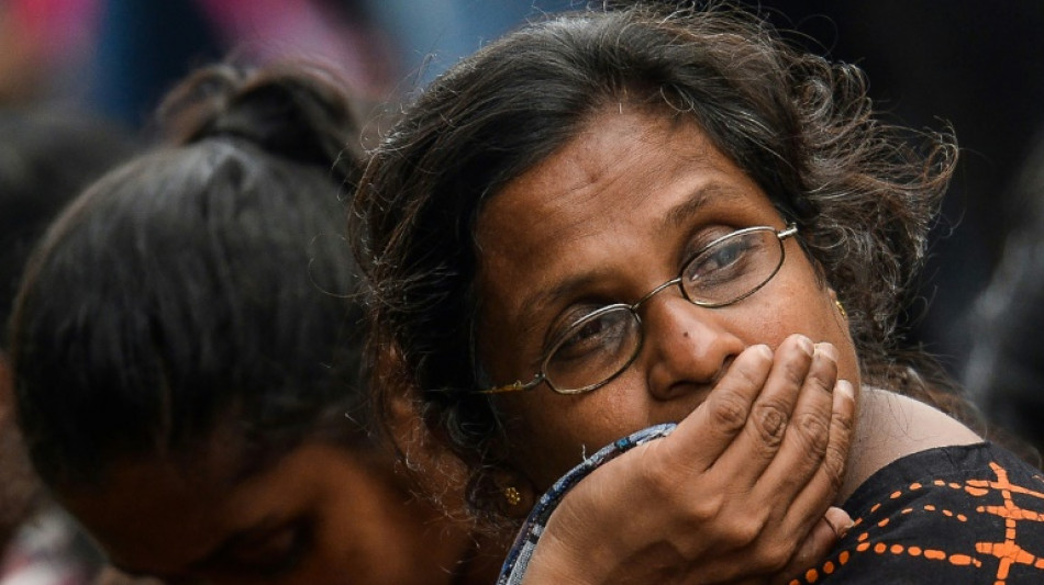 En Sri Lanka hacen cola para obtener pasaporte e irse del pa&iacute;s