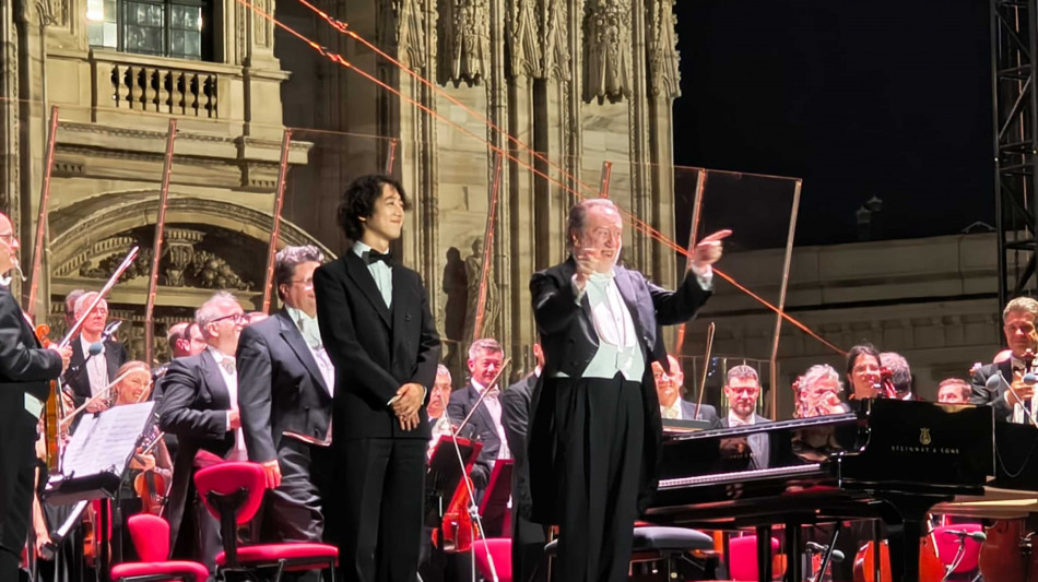 La Filarmonica della Scala jazza in piazza Duomo con Chailly e Sumino