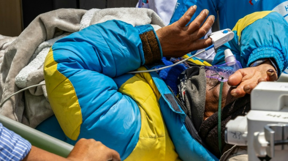 El gu&iacute;a nepal&iacute; que sobrevivi&oacute; seis d&iacute;as en el Everest abandona la unidad de cuidados intensivos