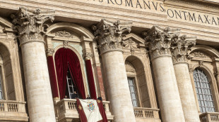 Il Papa all'Urbi et Orbi, condanna la corsa al riarmo