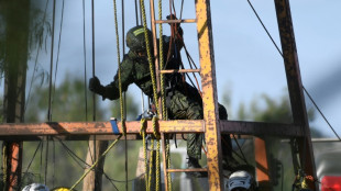 Un militar realiza un breve descenso en la mina mexicana donde est&aacute;n atrapados 10 obreros