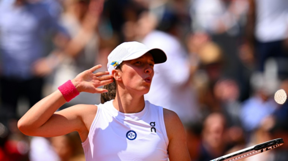 Reigning champion Swiatek reaches French Open semi-finals