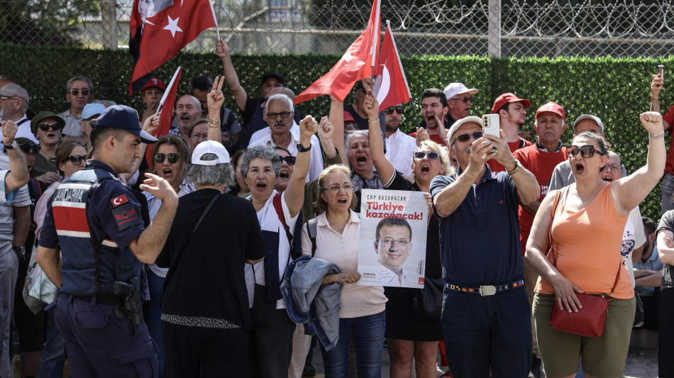 Oltre 10.000 persone a manifestazione di opposizione a Istanbul