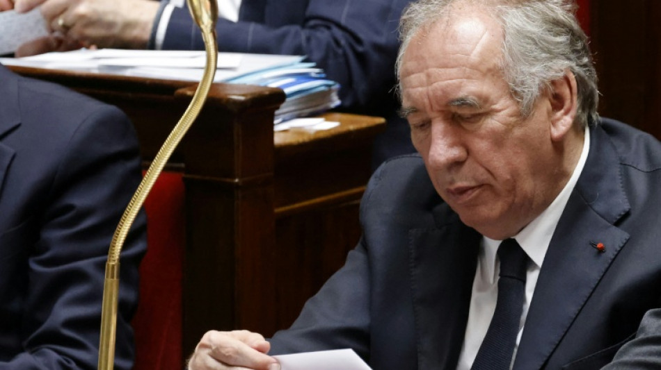 Elections législatives à la proportionnelle: Bayrou consulte, Le Pen prête à bouger