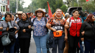 Miles de manifestantes bloquean acceso al mundialista estadio Azteca de M&eacute;xico