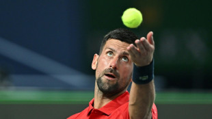Djokovic volta ao circuito com vitória em duelo de veteranos contra Cilic em Xangai