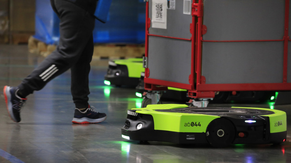 Amazon, arriva robot-collega con cui parlare. Un miliardo per formare a nuovi lavori