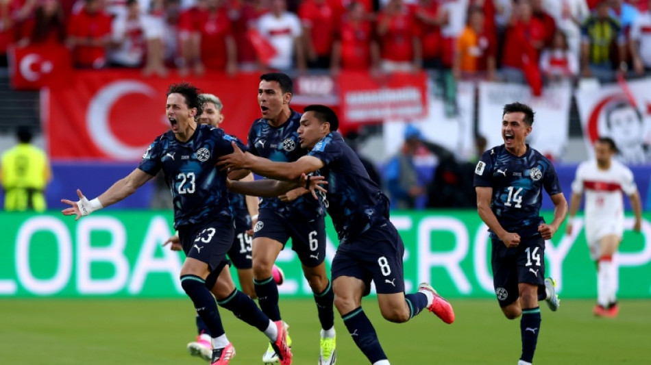 Paraguai sofre com um a menos mas vence Turquia (1-0), que est&aacute; eliminada da Copa do Mundo