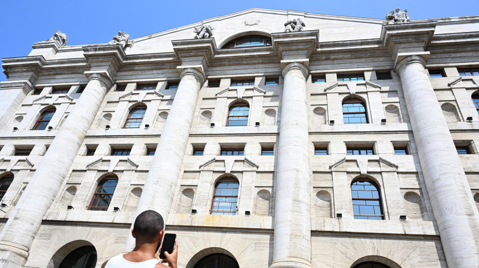 Borsa: Milano chiude in rialzo, +0,57%