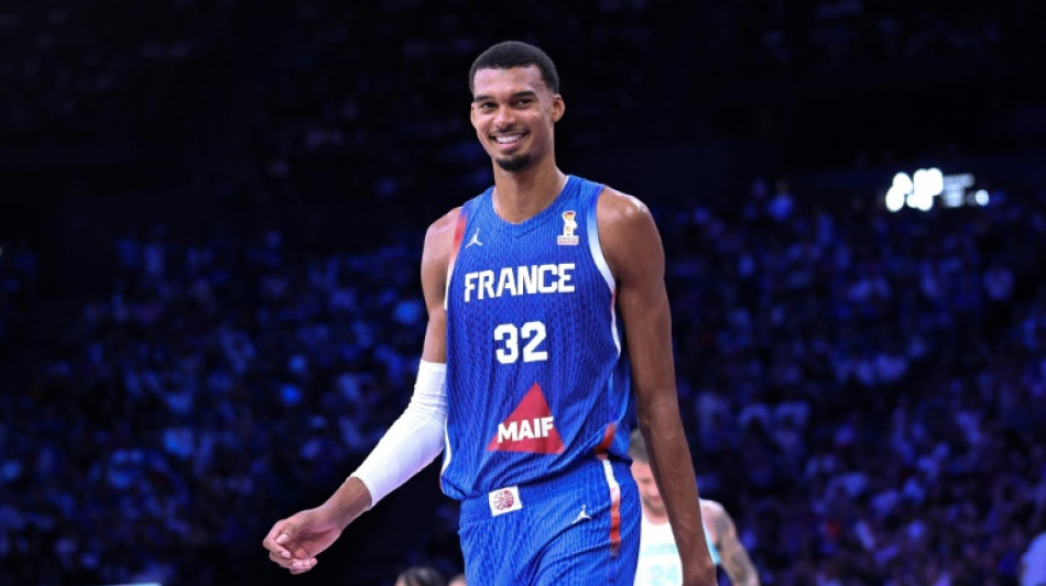 Basket: les Bleus de "Wemby" &eacute;crasent la Slov&eacute;nie &agrave; Bercy et se rapprochent du Mondial