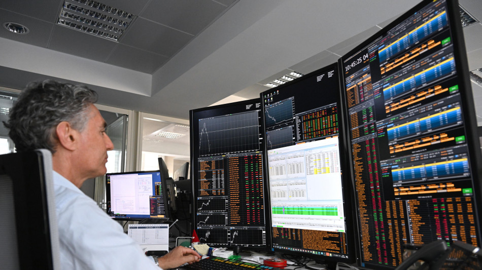Borsa: Milano in rialzo con le banche, in luce Stm