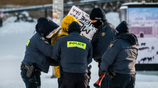 Policía canadiense sale a liberar calles de Ottawa bloqueadas por protestas