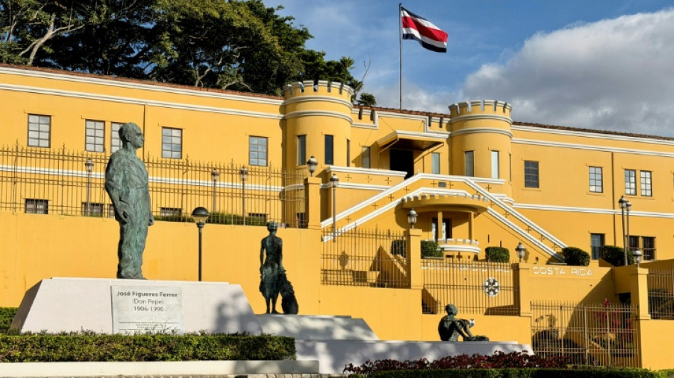 Costa Rica elege presidente com candidata da direita como favorita