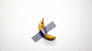Rubata la banana di Cattelan nel museo Pompidou di Metz, denunciato il furto