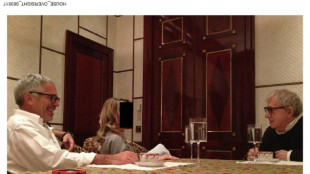 Democratas publicam fotos de Epstein com Trump, Clinton e Woody Allen