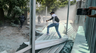 Manifestantes irrumpen en un edificio gubernamental en M&eacute;xico a d&iacute;as del Mundial