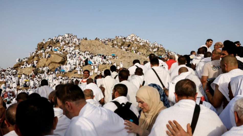 Peregrinos desaf&iacute;an el calor en el monte Arafat, durante la peregrinaci&oacute;n a La Meca