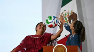 La presidenta de M&eacute;xico entrega su boleto al Mundial a la ganadora de un concurso de dominadas