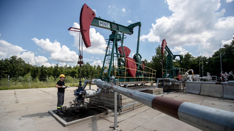 Prezzo del petrolio in rialzo, Wti a 65,5 dollari