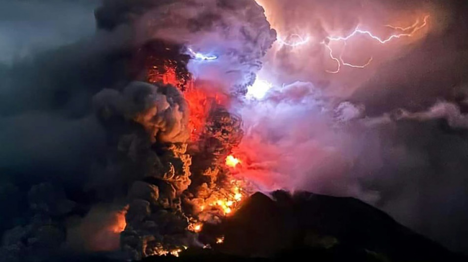 Tausende werden nach Vulkanausbr&uuml;chen in Indonesien evakuiert