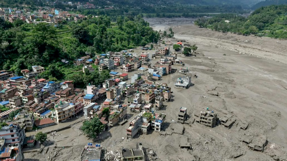 Rescatistas buscan a 1.300 desaparecidos tras las riadas mortales entre Nepal y T&iacute;bet