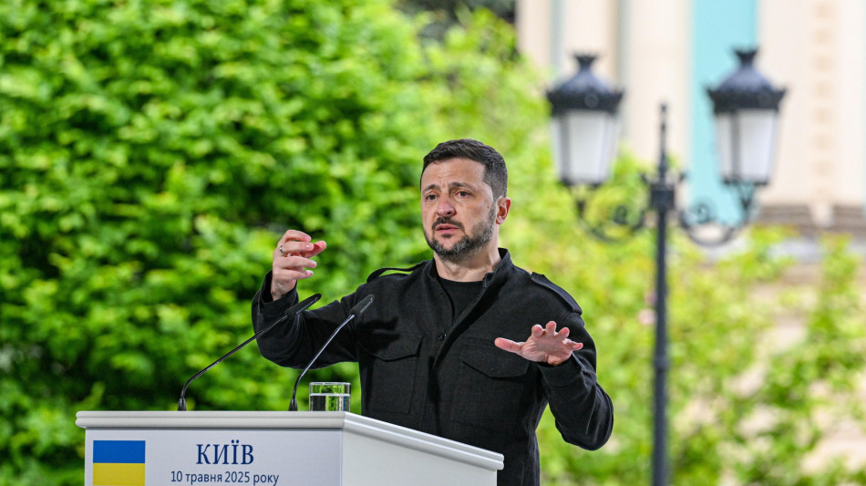 Zelensky, 'aspetto Putin in Turchia giovedì, basta scuse'