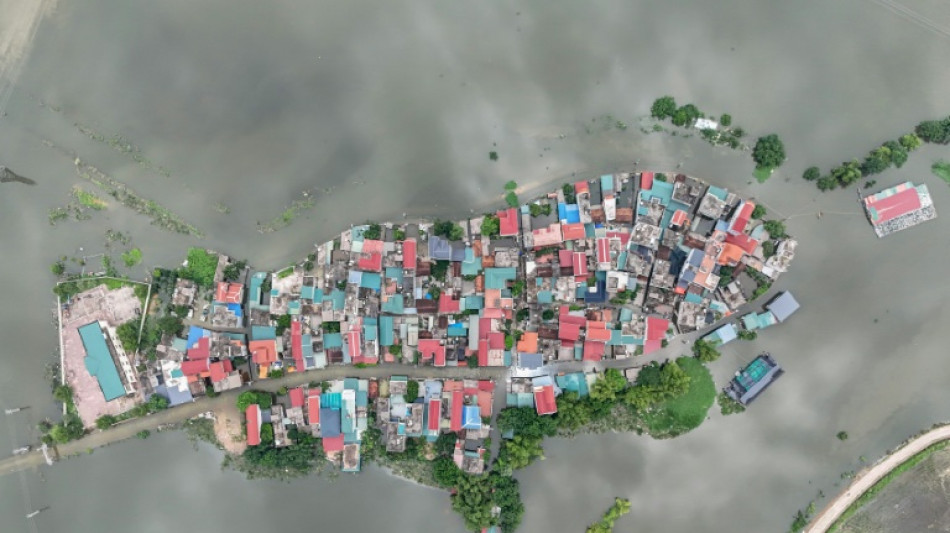Vietnam: la banlieue de Hano&iuml; toujours submerg&eacute;e par les eaux 